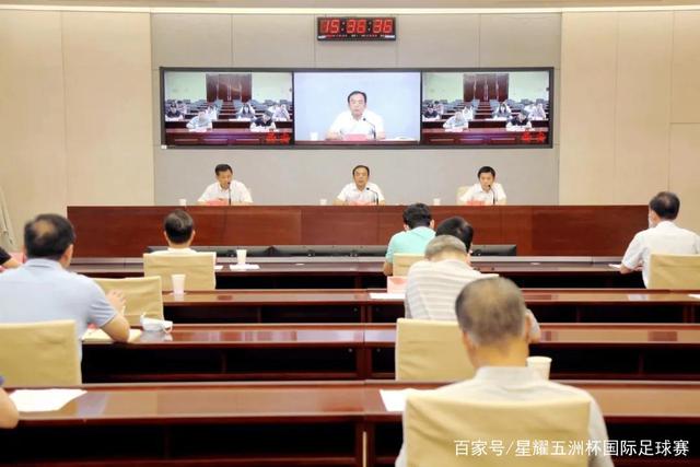 唐师曾追悼会举行，亲友泪别，遗体安置灵堂中央
